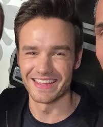 No be everybody wey smile with you, dey happy for you. But still, no off  your light 💡 Who agree with me? 💬 #MrDizzyShowlight #RealTalk #VibesOnly