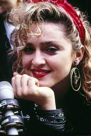 Coiffure Des Annees 80 La Coiffure Disco En 50 Idees Party Look Madonna 80s Fashion Madonna 80s 80s Hair