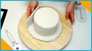 Per fare la pasta di zucchero bisogna spezzettare i fogli di gelatina e metterli in ammollo. Come Ricoprire Una Torta Con La Pasta Di Zucchero Italian Cakes
