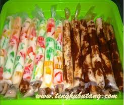 Picitkan 1 batang choki choki ke dalam 1 plastik aiskrim; Resepi Aiskrim Choki Choki Sedap Giler