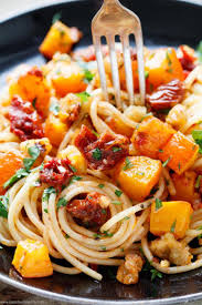 Pasta Mit Kurbis Schnell Und Einfach Gemacht Emmikochteinfach Rezept Spaghetti Mit Kurbis Rezepte Mahlzeit