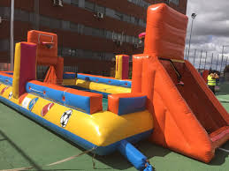 Al jugar, los adultos se están dando la posibilidad de revivir experiencias de la infancia, volver a ser niños, reírse, salir de su rutina de trabajo y sus preocupaciones, de la seriedad de sus labores profesionales. Alquiler De Atracciones Hinchables Karts Toro Mecanico Futbolin Humano Camas Elasticas Etc