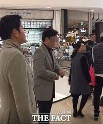 첫 번째 사진에는 정해준으로부터 행복한 얼굴 상 받음이라는 글과 함께 선그라스를 낀 귀여운 모습의 아들 정해준 군의. Tfì˜ìƒ ìŒë'¥ì´ ì•„ë¹  ì •ìš©ì§„ ë¶€íšŒìž¥ì˜ ë‚¨ë‹¤ë¥¸ ìŠ¤í‚¨ì‹­