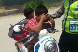 Ditilang Bocah Sd Menangis Sambil Mencium Tangan Polisi