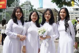 2月9日の建国記念日に多くの女子学生がアオザイを着て史跡を訪れる - Vietnam.vn