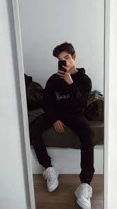 Foto cowok keren dari belakang hitam putih. 75 Ide Pose Foto Ala Selebgram Pria Pose Pria Gaya Pria