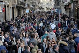 Il capoluogo campano è nella top 20 delle destinazioni più ricercate tramite internet, in vista di capodanno. Napoli Record Di Turisti Per Shopping E Musei Ma Rifiuti In Strada La Repubblica