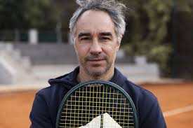 DiegoJunqueira nació en #Tandil hace 44 años; tenísticamente se formó, como  #JuanMartíndelPotro, #JuanMónaco y #MarianoZabaleta, entre otros, en el  @clubindependientetandil. Incluso, fue parte de la escuela de  #RaúlPérezRoldán. De la generación de