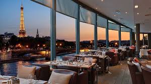 Le Restaurant Rooftop Le Club Vous Offre La Plus Belle Vue De Paris Diner Romantique Restaurant Le Club