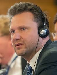 Věřím, že zde naleznete veškeré informace o činnosti sněmovny a práci jednotlivých poslankyň a poslanců. Radek Vondracek Wikipedia
