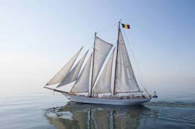 Turistii se pot plimba cu vaporasul pe mare si la mamaia si pot beneficia si de plimbari cu hidrobiciclete, ridicari cu parasuta, scufundari, windsurfing si scoala de yachting, tractari cu banane gonflabile, tractari cu colaci gonflabili, scutere acvatice, agrement cu barci cu vele tip catamaran si. Plimbari Cu Vaporasul Pe Marea Neagra Litoralulromanesc Ro