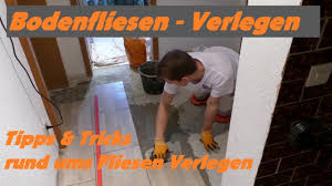 Wenn du dennoch die wandfliesen direkt auf mauerwerk legen möchtest, brauchst du unbedingt eine glatte und ebene oberfläche. Untergrund Richtig Vorbereiten Bodenfliesen Verlegen So Geht S Teil 1 Youtube