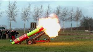 Carbidschieten (nederland), carbuurschieten (belgië), melkbusschieten, losschieten (brabant), of pulleschieten is een plaatselijk gebruik in sommige zuidelijke, noordelijke en oostelijke streken van nederland. Carbidschieten Oudejaarsdag Abbenbroek 2018 Youtube