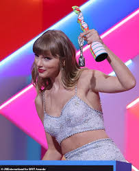 Relive the greatest moments from the brit awards 2020, featuring performances from billie eilish, stormzy, harry styles, mabel, lizzo , dave, celeste, lewis. Brit Awards 2021 Taylor Swift First Woman To Win Global Icon Thanks Boyfriend Joe Alwyn Daily Mail Online