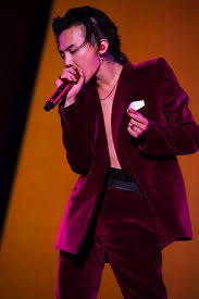 2009 folgte dann mit heartbreaker das von seinen fans lang erwartete soloalbum, von dem mit dem titelsong, breathe und butterfly gleich drei der . G Dragon Talks About Sweeping Music Charts And His Impending Military Enlistment At Solo Concert Soompi