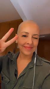 Eu tinha um medo tão grande dentro de mim que precisei sofrer por 48 horas  pra conseguir virar a página. Raspar o cabelo em caso de queda excessiva  era decisão tomada, mas não imaginava que seria tão ...