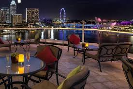 It's said that the singapore foodie would comb the island in search of that heavenly bowl of noodles or go on durian expeditions. Dining With A View 10 Best Rooftop Restaurants In Singapore