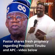 A hilarious video of a Nigerian makeup artist and her client has surfaced  in the online community. The makeup artist ended up creating a messy look 