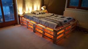 Europaletten Bett Ganz Einfach Selber Bauen Ausfuhrliche Anleitung Europaletten Bett Bett Aus Paletten Bauen Palettenbett