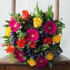 Un Buchet Incantator Al Carui Culori Te Vor Binedispune Realizat Din Trandafiri Si Gerbera Poate Fi Comandat D Mothers Day Flowers Flowers Uk Flower Delivery
