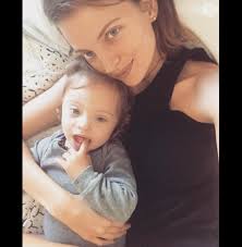 Photo : Mike Quinones, Amanda Booth et leur fils Micah (Instagram).