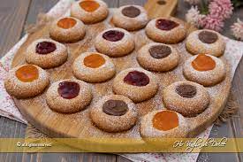 Ideali per colazione o merenda, sarà piacevole prepararli alle persone care. Biscotti Al Burro Con Marmellata E Cioccolato