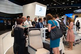 Un Groupe De Visiteurs Autour Des Sieges De Classe Affaires Skylounge A Group Of Visitors Around The Skylounge Business Class Seat Air Show Paris Shows 2017
