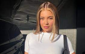 In her photos, which include jenner and khadra. Eublrlms7puggm