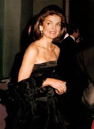 Jackie kennedy fait décoller la carrière d'halston avec un bibi. Jackie Onassis Jackie Kennedy Jacqueline Kennedy Jackie Onassis