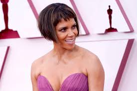 Halle berry catches the eye in a bold magenta gown and a cropped wig as she makes halle berry was dressed to impress for a glamorous night at the oscars, held at union station in los. Pzqcskbgschxfm