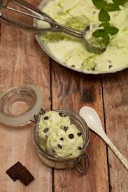 Glace A La Menthe Et Aux Pepites De Chocolat Recette En 2020 Glace Menthe Chocolat Recette Glace Pepite Chocolat