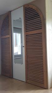 dressing avec porte de placard en volet persienne arrondis diy porte placard volet persienne persienne