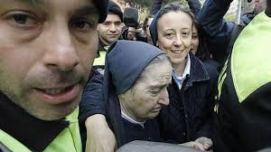 Familiares de bebés robados piden que se aclare la muerte de sor María