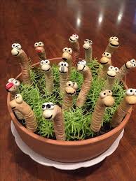 Handgefertigte Lustige Wurmer Fur Meine Topfpflanzen Oder Den Garten Den Fur Garten Handgefertigte Lustige Garden Pottery Concrete Crafts Clay Crafts