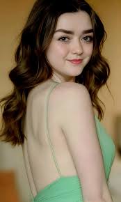 Her smile carries sunshine vibes 🌼 #MaisieWilliams #Blooming