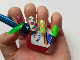 Las uñas de las manos y los pies dicen mucho de nuestra personalidad, por ello vamos a centrarnos en enseñarte cómo pintarse no podemos hablar de uñas sin comentar las uñas de colores 2021. Disenos De Unas Veraniegos Con Esmaltes Masglo Manicura Marinera Y De Sandias Unas A Mil
