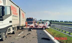 E' il bilancio di oggi, lunedì 23 novembre, dell'emergenza coronavirus in provincia di piacenza. Tragico Schianto In Autostrada Doblo Finisce Sotto Un Tir Cinque Morti