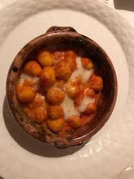 It is prepared with a pizza, sliced in half, accompanied by a small portion of spaghetti with a tomato based sauce. Pignatiello Di Gnocchi Di Patate Alla Sorrentina Picture Of Napul E Ristorante Pizzeria Rome Tripadvisor