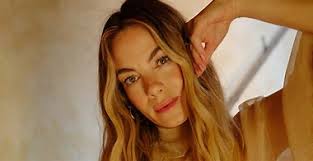 Gilmore Girls' Fans! Lauren Graham Promises "A Coziness" To New Show 'The  Z-Suite.'