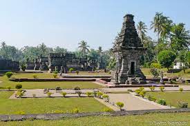 Although blitar is small city, but blitar has so many tourist attraction. Ost Java Die Schonsten Tempel In Blitar Und Malang Swiss Nomads