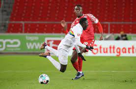 Mainz verliert im mittelfeld den ball, stenzel spielt rechts raus, wo wamangituka platz in den sechzehner dringen kann. Vfb Stuttgart Gegen Fsv Mainz 05 Wie Die Jungen Wilden Die Harte Gangart Wegstecken Vfb Stuttgart Stuttgarter Zeitung