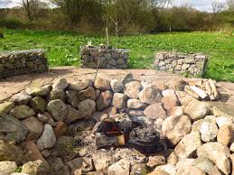 Der dutch oven kam vermutlich mit holländischen oder deutschen da der topf traditionell direkt in eine feuerstelle gestellt oder darüber gehängt wird, entsteht ein. Feuerstelle Mit Dutch Oven Landidylle