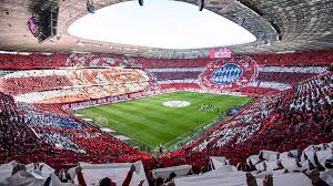 Mit dem 2:1 über den sc freiburg hat der fc bayern münchen seinen ersten sieg im neuen jahr eingefahren. Spektakulare Choreo Bayern Fans Feiern 120 Klub Geburtstag Vor Dem Spiel Gegen Augsburg Sportbuzzer De