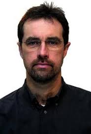 Mit dem Pilgerführer auf dem richtigen Weg