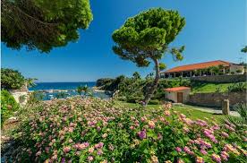 The inner dock is able to host in sweet and shielded water boats up to 35mt, while the pier along the river can accomodate yachts up to 50mt. Porto Roma Studios Bewertungen Fotos Preisvergleich Vasilikos Griechenland Tripadvisor
