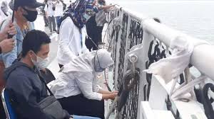 Jenazah kapten afwan akhirnya ditemukan dan teridentifikasi sekitar tiga pekan usai jatuhnya pesawat. Isak Tangis Keluarga Captain Afwan Jenazah Korban Sriwijaya Air Jatuh Belum Ditemukan Suasana Pilu Tribun Timur