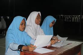 Di mana santri (pelajar) tinggal di dalam asrama (hostel) selama masa belajar tanpa diijinkan untuk pulang ke rumahnya kecuali saat musim libur. Lomba Cerdas Cermat Mengasah Pengetahuan Santriwati