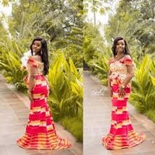 Un pagne court recouvre seulement les cuisses tandis qu'un pagne long cache également les chevilles. Gee Q Photos Gh Geeqphotographygh Photos Et Videos Instagram Mariage Ghana Model Robe En Pagne Mariage Traditionnel