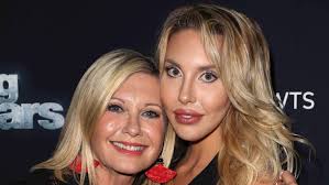 Tuhansia uusia ja laadukkaita kuvia joka päivä. Olivia Newton John Shares The Emotional Story Behind Her New Duet With Daughter Chloe Exclusive Entertainment Tonight