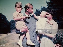 Elizabeth ii (elizabeth alexandra mary; Daily News Prince Philip And Queen Elizabeth Young Pics Pin On World Leaders Their Families The Queen Mother Left Sits On A Blanket Next To The Author Daphne Du Maurier